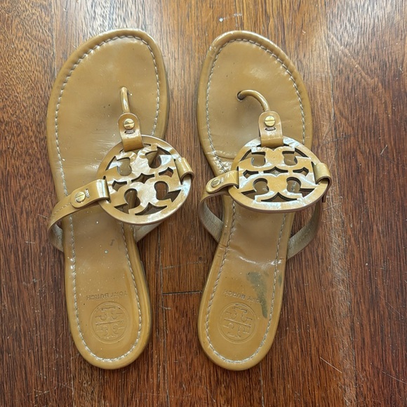Tory Burch Miller Patent Thong Sandal Brown - Picture 2 of 8